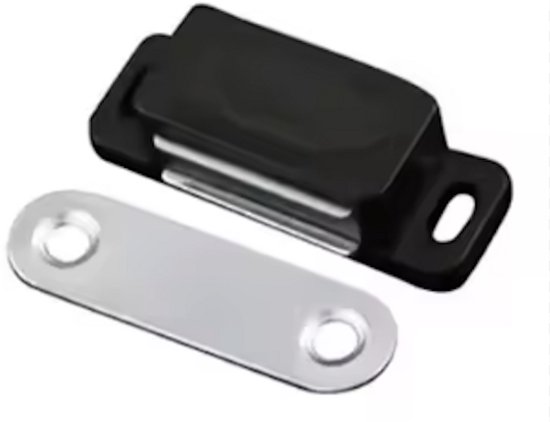 Zwarte kastdeurmagneet met metalen sluitplaatje, op een witte achtergrond.