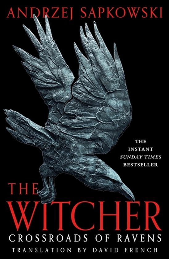 Boekcover van 'The Witcher: Crossroads of Ravens' van Andrzej Sapkowski met een grote, metalen kraai en rode letters.