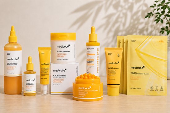 Medicube Kojic Acid Turmeric Complete Brightening Skincare Set - 8 Delige Koreaanse Gezichtsverzorgingsroutine met Toner, Serum, Oogserum, Crème, Pads, Peel Shot & Maskers