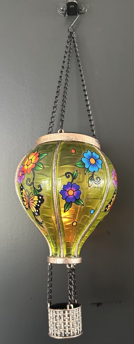 Decoratieve solarlamp luchtballon " met flame LED " - bloemen + vlinder print groen - kunststof - hangend model - hoogte 37x dia 11 cm - Tuindecoratie - Tuinverlichting