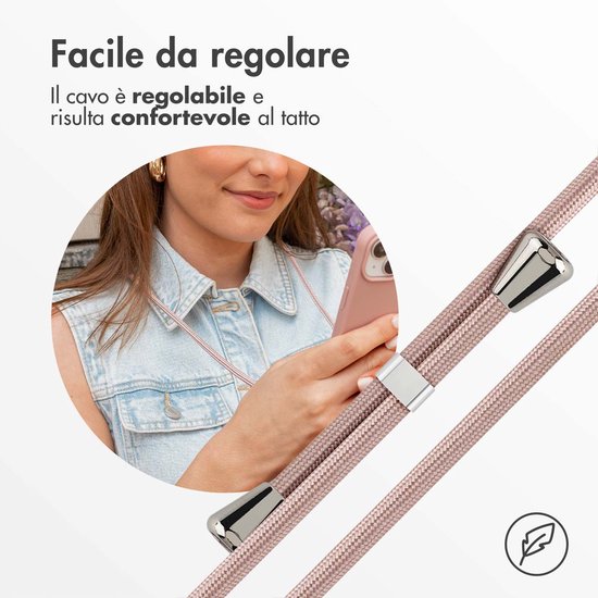Détail d'un étui de téléphone rose pâle avec cordon. Le cordon est réglable.