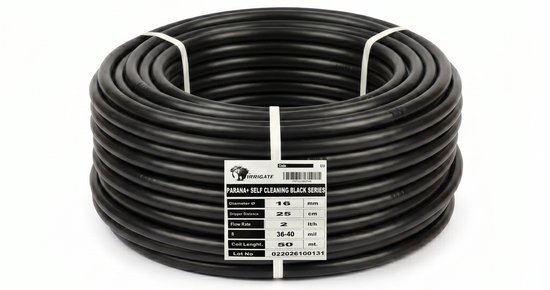 Een opgerolde zwarte druppelslang met label: PARANA+ SELF CLEANING BLACK SERIES, Diameter 16mm, Dripper Distance 25cm, Flow Rate 2 l/h, Coil Lenght. 50 mt.