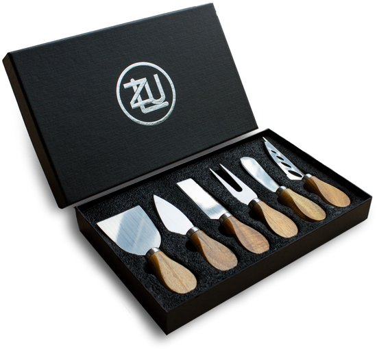Een open geschenkdoos met daarin zes kaasmessen met houten handvatten en roestvrijstalen lemmeten, op een witte achtergrond.