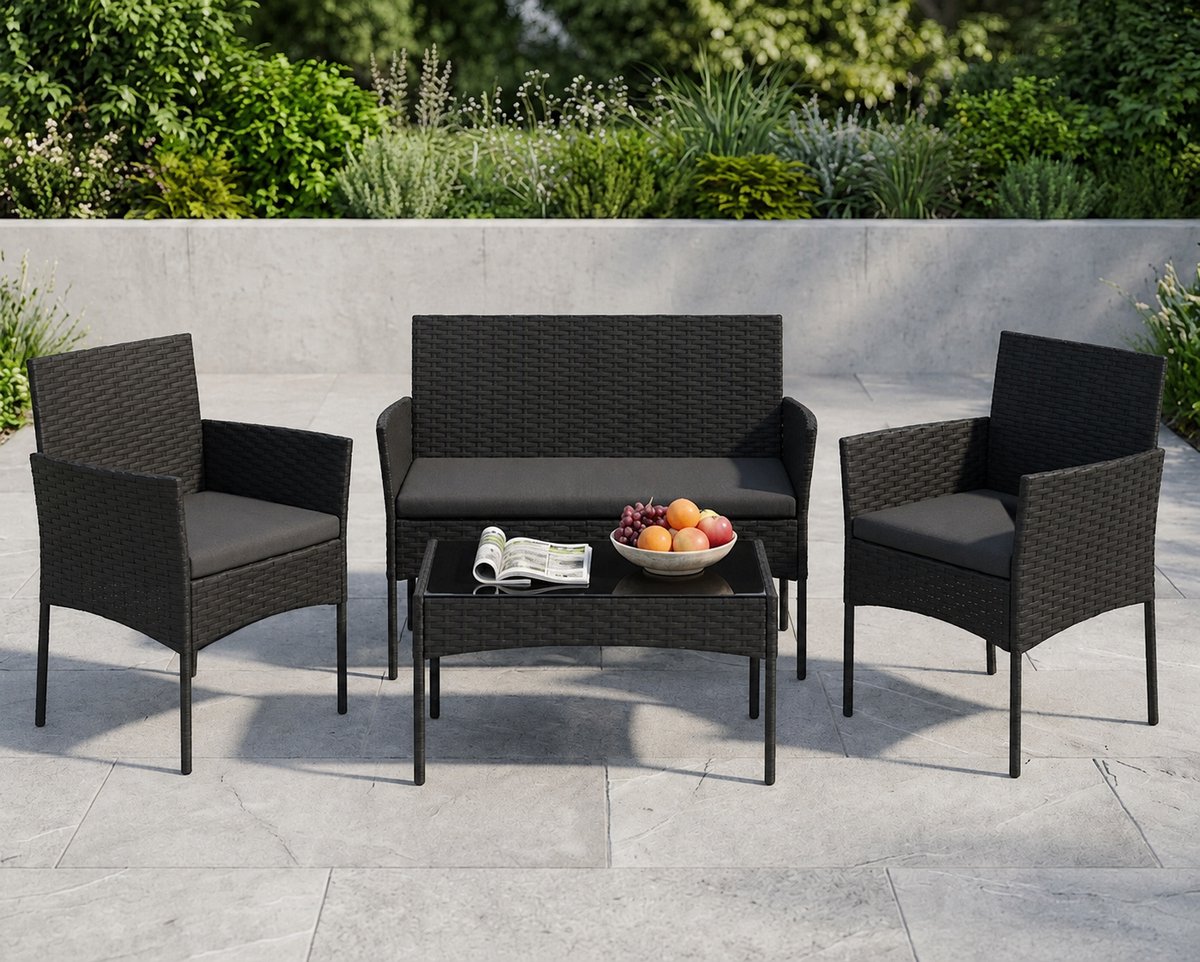 Luxe 4-delige Rotan Loungeset met 2-zitsbank, 2 Fauteuils en Salontafel met Glasplaat – Weerbestendige Tuinmeubelset met Comfortabele Kussens – Balkonset / Terrasmeubilair Zwart Industrohome