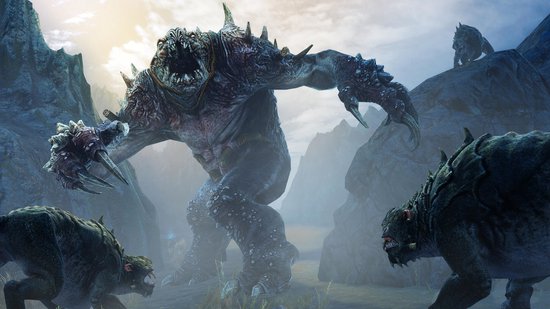 Grande créature Orc monstrueuse aux griffes et dents acérées, dans un environnement montagneux et brumeux.