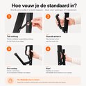 Vier stappen om de zwarte gitaarstandaard in te klappen: trek hendel omhoog, klap armen in, druk voet omlaag, klaar.