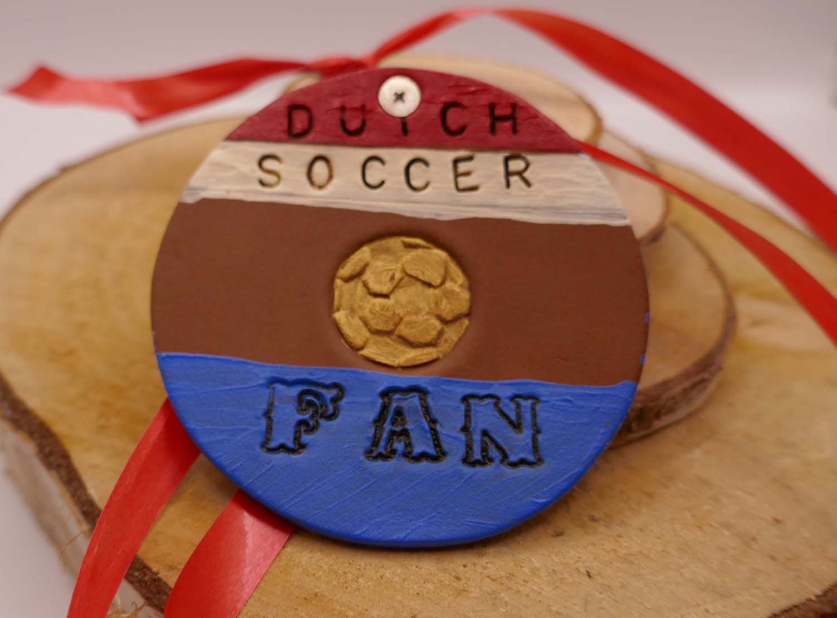 Leren medaille voor WK in Amerika, Canada en Mexico - WK 2026 medaille dutch soccor fan - handgemaakte lederen medaille speciaal voor WK 2026 - grote WK fan een uniek item voor de wedstrijden - oranje voetbal fan medaille