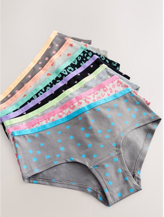 Stapel van onderbroeken met diverse prints: polkadots, luipaardprint en hartjes.