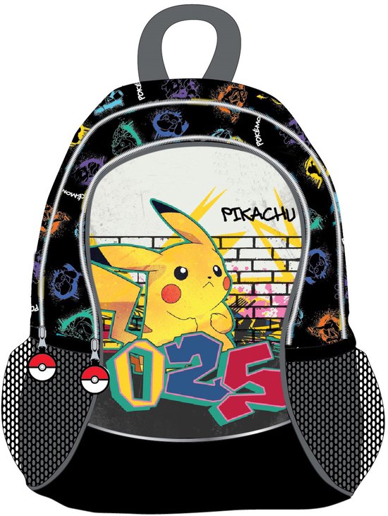Zwarte Pokémon rugzak met grafische Pikachu print en "025"-logo op de voorkant. De tas heeft mesh zijvakken met Pokémon bal details en een all-over patroon.