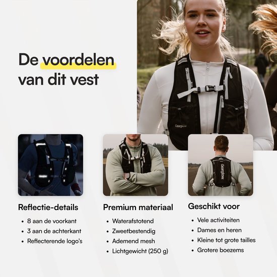 Een vrouw draagt een zwart GearGlow hardloopvest met reflecterende details en zakken. Twee kleinere afbeeldingen tonen het vest van voren en achter, met reflecterende logo's.
