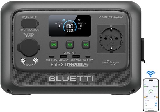 Grijze Bluetti Elite 30 V2 powerstation met digitaal display, stopcontact en diverse USB-poorten. Een smartphone met app-interface is zichtbaar.