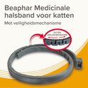 Grijze Beaphar medicinale halsband voor katten, met een close-up van het veiligheidsmechanisme. Tekst: 'Beaphar Medicinale halsband voor katten Met veiligheidsmechanisme EXTRA VEILIGHEIDSZONE'.