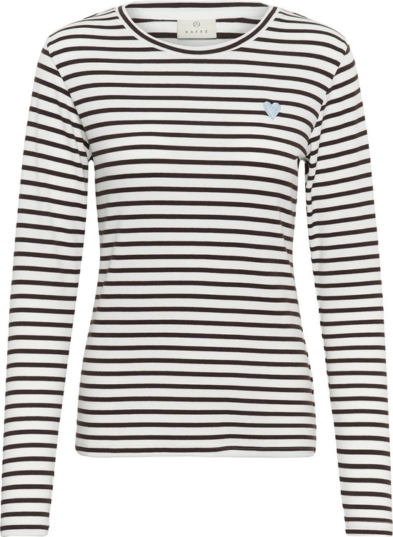 Wit T-shirt met lange mouwen en horizontale bruine strepen, met een lichtblauw hartje op de linkerborst.