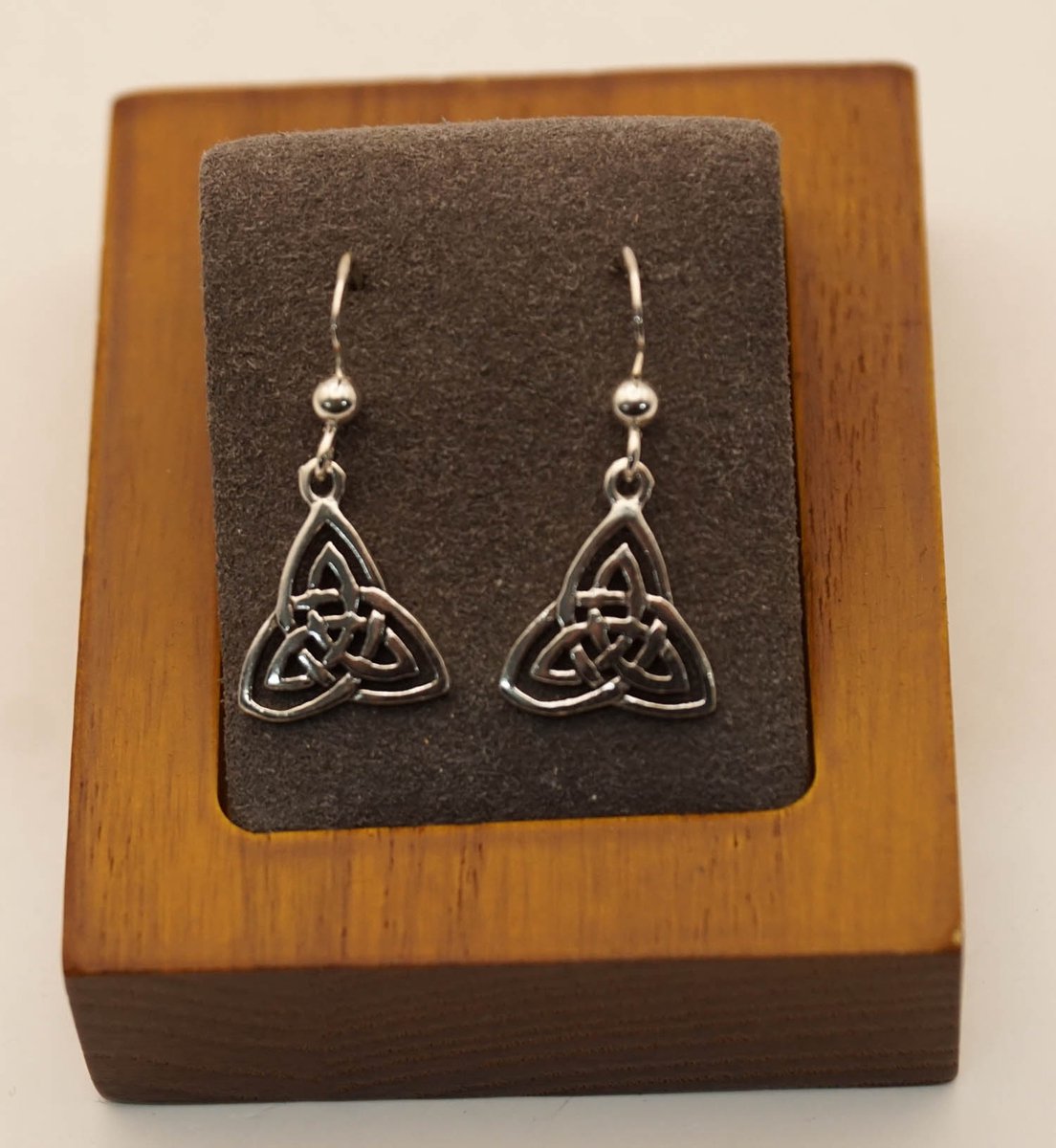 Zilveren oorhangers triskel - sterling zilveren keltische oorbellen triskelion - triskels oorbellen van 925 zilver gemaakt - prachtige oorbellen van zilver - cadeau tip moederdag, verjaardag, feestdagen