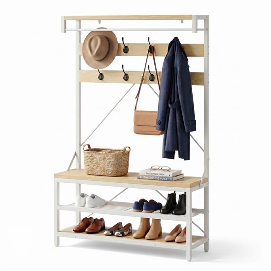 Wit kapstokframe met houten panelen, acht zwarte haken, waarop een hoed, tas en jas hangen. Er staan schoenen op de twee planken.