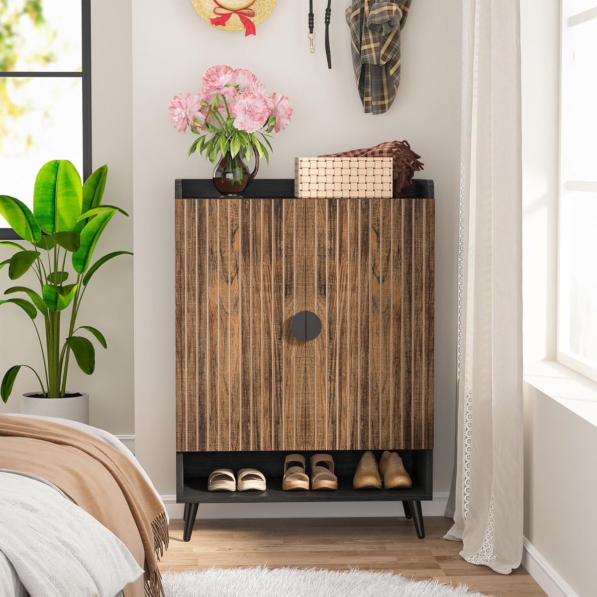 Schoenenkast – House&Garden Smalle Hoge Schoenenkast 7-Vaks met 2 Deuren & Verstelbare Planken – Ruimtebesparend Schoenenrek 22–25 Paar – Hal Kast / Gangkast / Opbergkast – Rustiek Bruin Houtdesign 110x75x37 cm