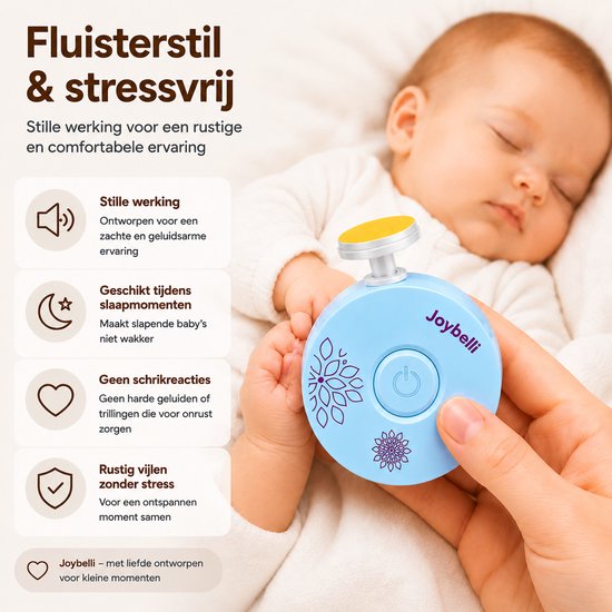 Een slapende baby op een witte deken, met een lichtblauwe Joybelli elektrische babynagelvijl die door een ouder wordt vastgehouden.