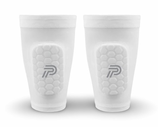 Witte scheenbeschermer sleeves met P-logo en gedetailleerd hexagon-patroon.
