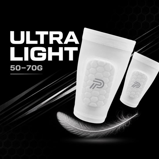 Witte scheenbeschermer sleeves met P-logo, hexagon-patroon en 'ULTRA LIGHT' tekst.