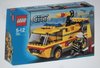 LEGO City Airport brandweerwagen 7891 met brandweerman. Geel met rode en blauwe accenten.