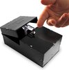 Een hand drukt de schakelaar om van de zwarte Useless Box. Tekst 'Useless Box' op de deksel.