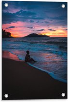 Tuinposter – Kind in Zee tijdens Zonsondergang - 40x60cm Foto op Tuinposter  (wanddecoratie voor buiten en binnen)
