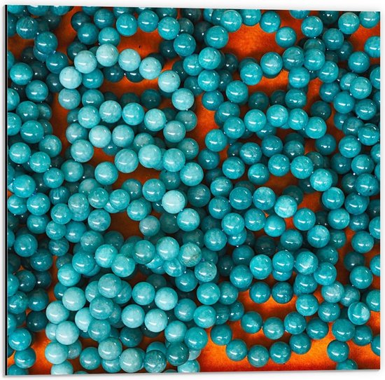 Dibond - Blauwe Kralenketting op Oranje Achtergrond - 50x50cm Foto op Aluminium (Wanddecoratie van metaal)