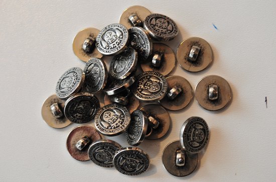 Foto: Kunststof knoop met metaal look afbeelding soort familiewapen doorsnede 14mm zakje van 25 stuks 