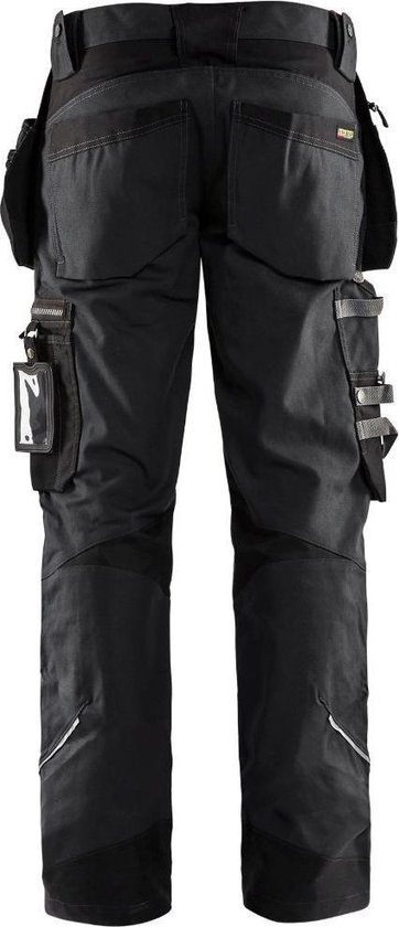 Achterkant werkbroek met veel zakken, waaronder hamerlussen en gereedschapszakken. Donkergrijs.