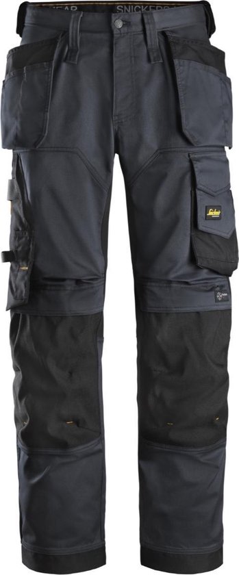 Grijze Snickers werkbroek met zwarte accenten, veel zakken en verstevigde knieën.