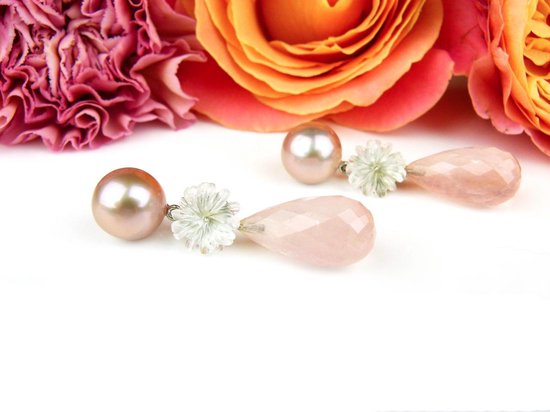 boucles d'oreilles en or blanc serties de perle rose, fleur en cristal de roche et goutte de quartz rose facettée
