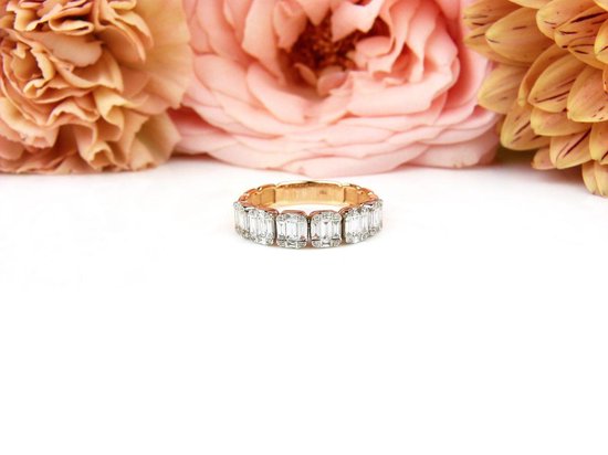 Ring in wit en geel goud gezet met diamant en diamant bagetten