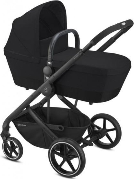 Zwarte kinderwagen met reiswieg, verstelbare kap en boodschappenmand.