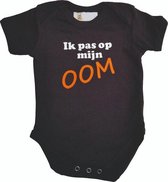 Zwarte romper met "Ik pas op mijn oom" - maat 74/80 - babyshower, zwanger, cadeautje, kraamcadeau, grappig, geschenk, baby, tekst, bodieke