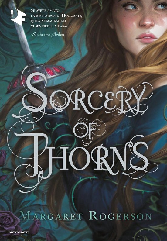 Boekomslag van 'Sorcery of Thorns' door Margaret Rogerson met een zwaard, rozen en doornen.