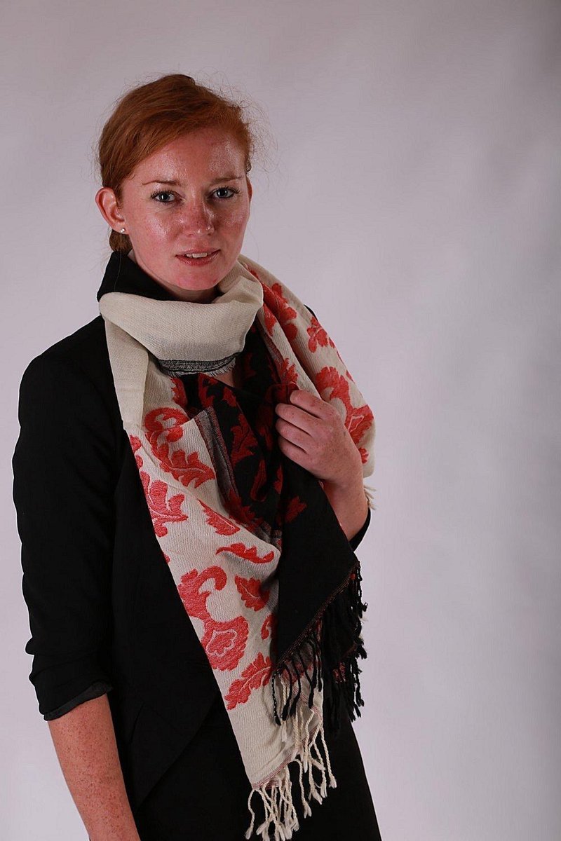 Wollen sjaal met ingeweven patroon in zwart crème wit en rood 50 x 180 cm