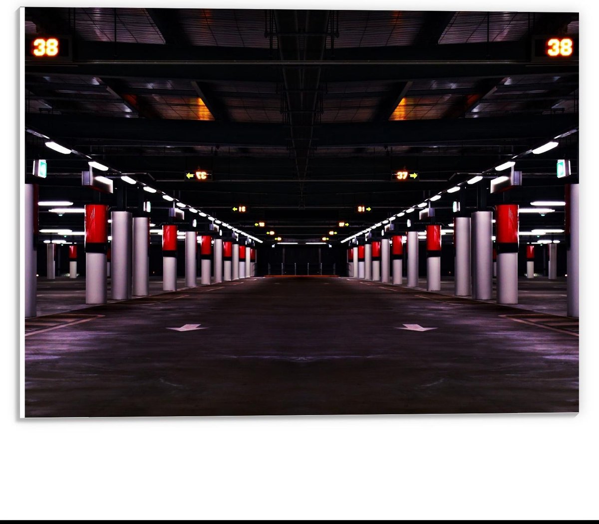 Forex - Parkeergarage met Rode Palen - 40x30cm Foto op Forex