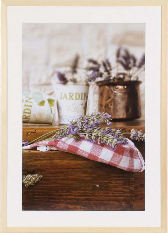 Gedetailleerde foto van een naturel houten fotolijst met lavendel en landelijke decoratie.