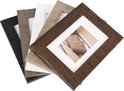 Verschillende fotolijstjes in diverse kleuren (zwart, bruin, wit, beige, grijs) met ruw, verweerd hout-effect.