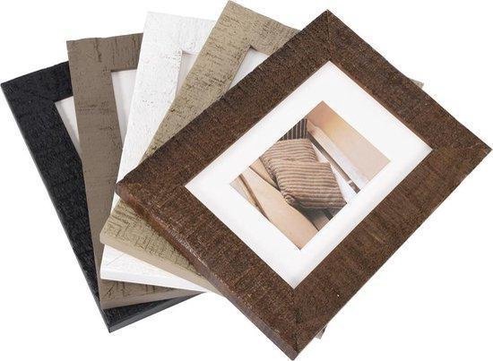 Verschillende fotolijstjes in diverse kleuren (zwart, bruin, wit, beige, grijs) met ruw, verweerd hout-effect.