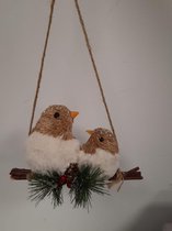 2 decoratieve vogeltjes op een bessentak