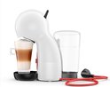 Zijaanzicht van de witte Krups Dolce Gusto Piccolo XS koffiecupmachine met rode kabel, met een glas witte koffie.