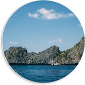 Forex Wandcirkel - Bergen en Zee van Strand in Lindos - 30x30cm Foto op Wandcirkel (met ophangsysteem)