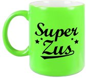 Super zus cadeau mok / beker neon groen met sterren 330 ml