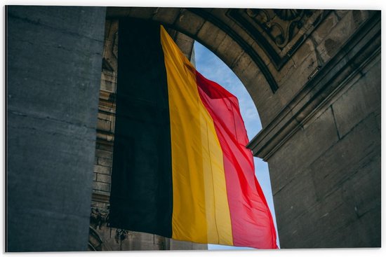 Dibond - Duitse Vlag bij Gebouw - 60x40cm Foto op Aluminium (Met Ophangsysteem)