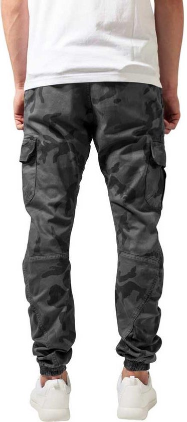 Herencargo broek met donker camouflagepatroon, met zakken op de benen.