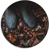Dibond Wandcirkel - Regenlaarzen in de Herfstbladeren - 60x60cm Foto op Aluminium Wandcirkel (met ophangsysteem)