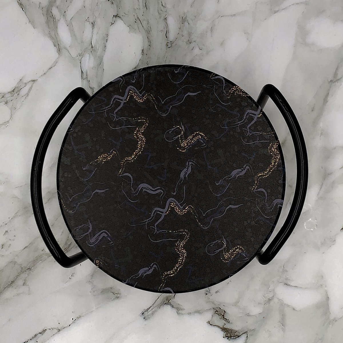 Maison Extravagante - Luxe onderzetters 'Oriental Dragon' voor glazen en mokken - Set van 6 - Inclusief zwarte metalen houder - Keramische onderzetters - Anti-slip - Rond