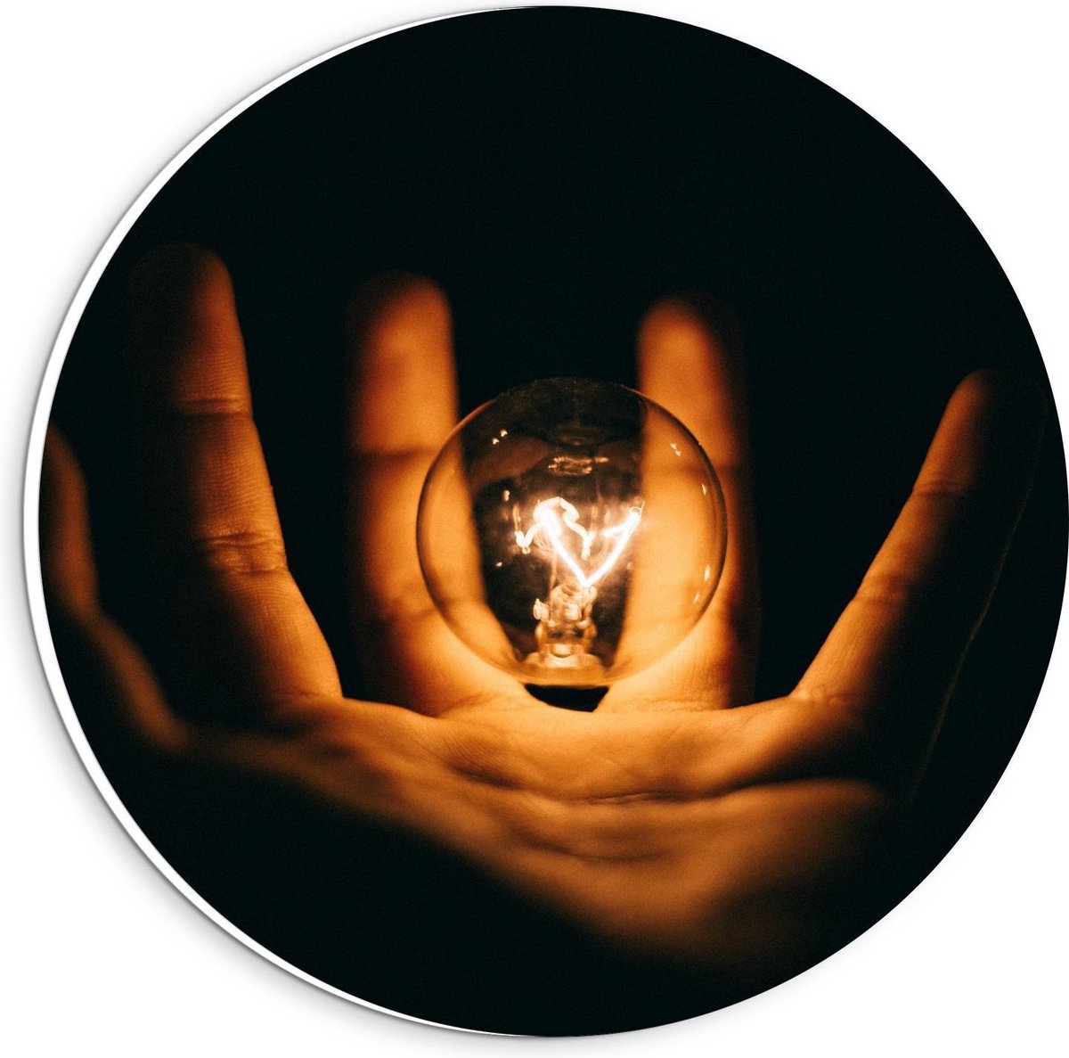 Forex Wandcirkel - Lichtgevende Gloeilamp in Handen met Zwarte Achtergrond - 20x20cm Foto 