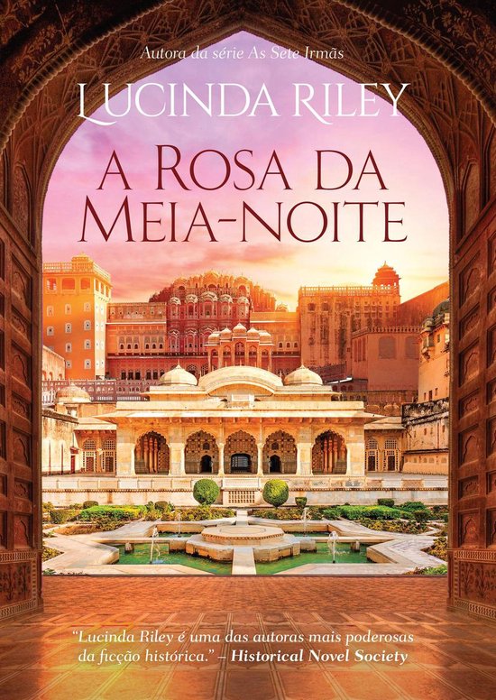 Boekomslag: "A Rosa da Meia-Noite" van Lucinda Riley, met een paleis en fonteinen bij zonsondergang.